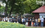 Tấp nập đến Văn Miếu cầu may trước ngày thi THPT Quốc gia 2017